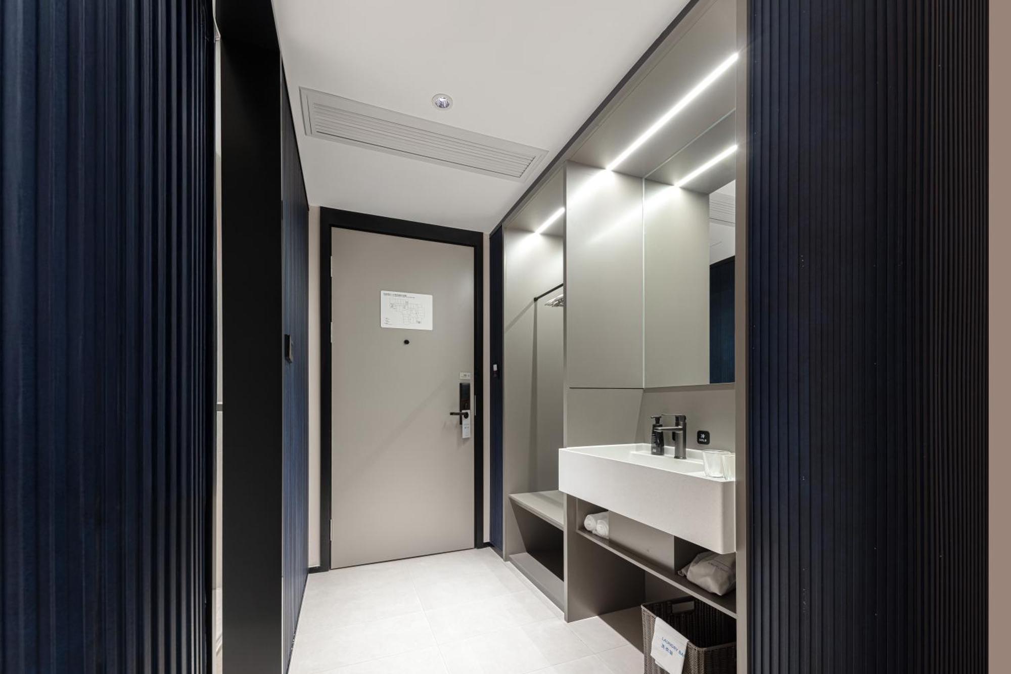 Hotel Atour Light Songjiang Jiuting Street 4*